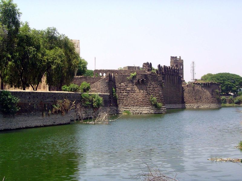 The city once had a citadel with its own wall. Here, a fragment of that wall protects the Ark Qila. The phrase is perhaps a corruption of Ar