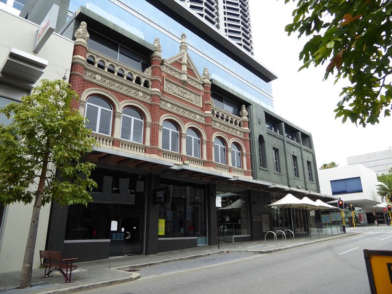 Another facade: this one is from 1895 and screens the QV.1.
