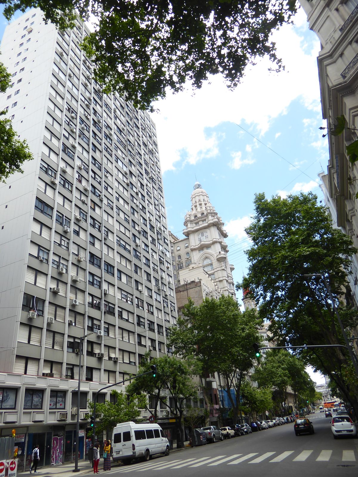 The Galicia Norte is a residential apartment building from 1975.