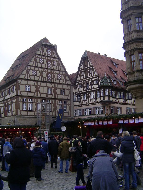 In the early 19th century the city decreed that "outer walls, embankments, ditches, and walls as well as the towers shall be sold as section