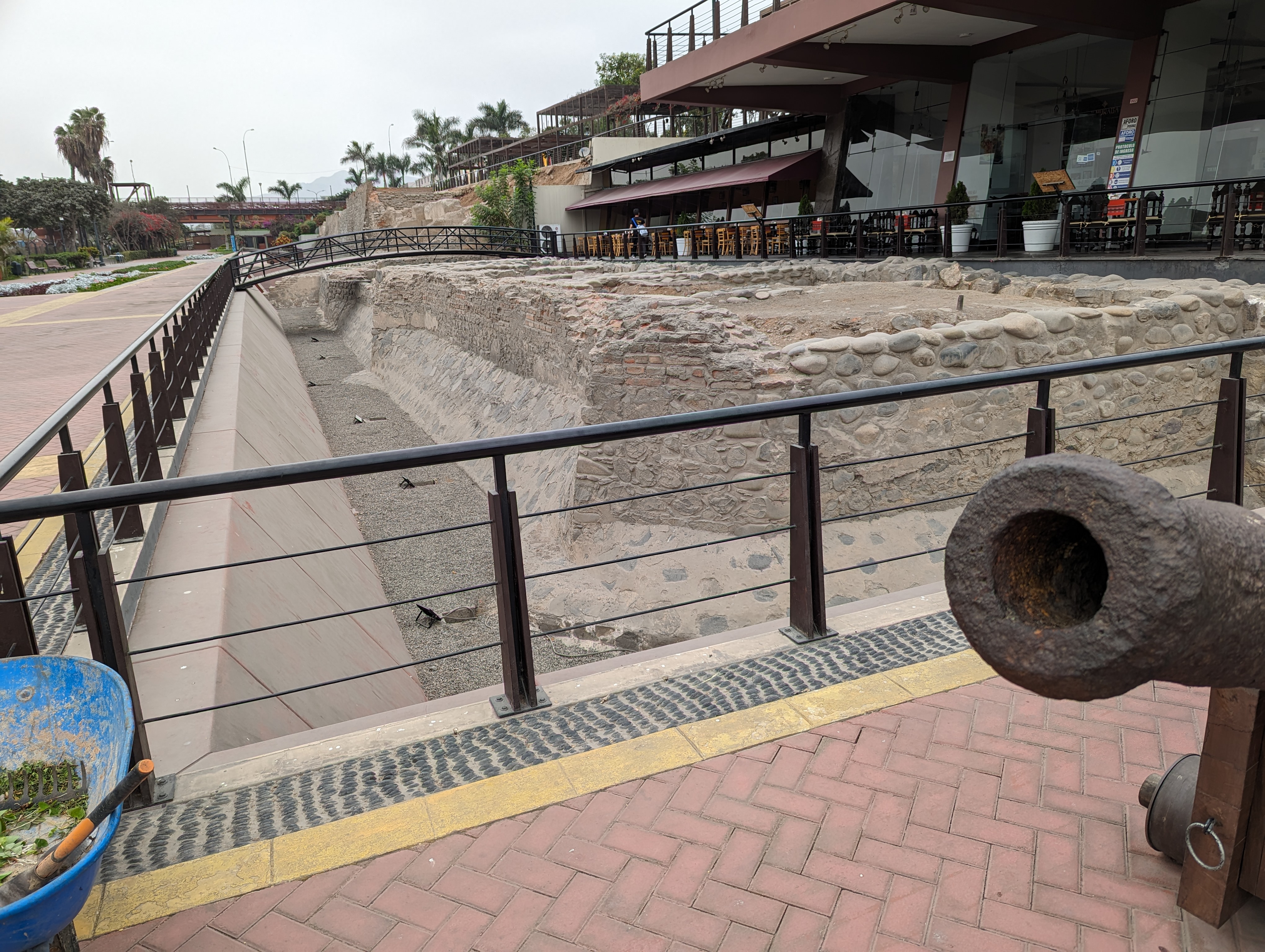 Parts of the wall survive in the Parque La Muralla.