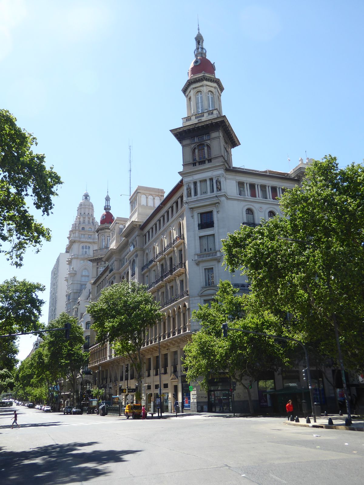 The Edificio La Inmobiliaria was, as its mellifluous name says, built by a real-estate company called The Real Estate Company. Designed by L
