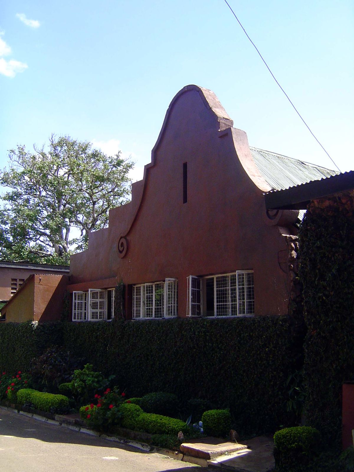 The Blue Post hotel at the falls is old, and its Dutch gables are a reminder of the importance in pioneer days of "Dutchmen" or Afrikaners. 