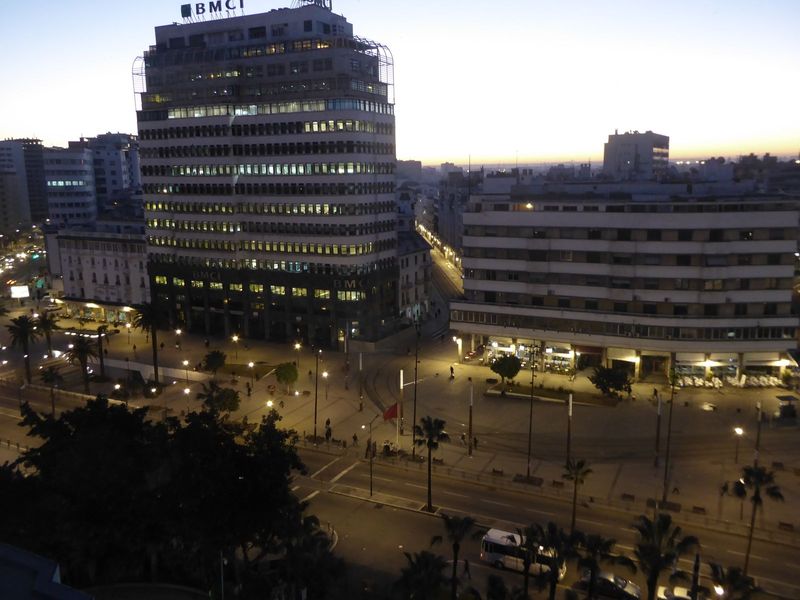 A neighbor popped up in 1950: designed by Alexandre Courtois, it was originally the Banque Nationale du Commerce et de l'Industrie. Building
