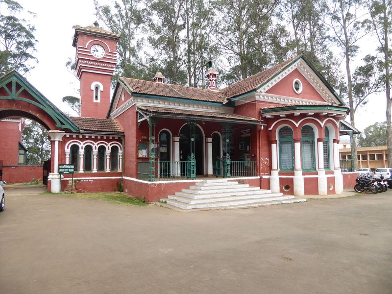 Ooty has attracted Europeans since the 1820s, but in 1870 London permitted the government of Madras to shift to Ooty in the hot weather, on 