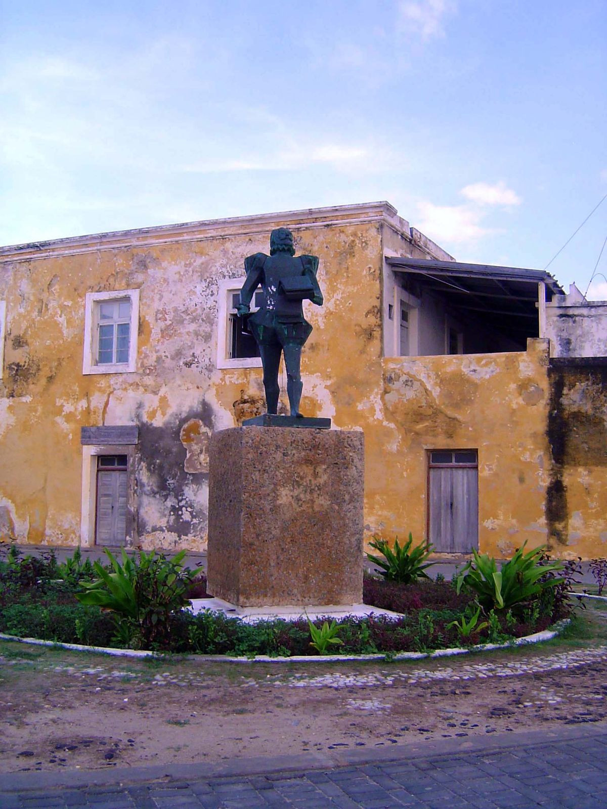 On the other side of the island, a statue of Camões stands in front of the former French consulate.