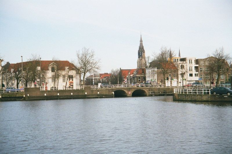 A bit closer: the white buildings mark the approximate location of the Schiedam and Rotterdam city gates shown by Vermeer. They were demolis