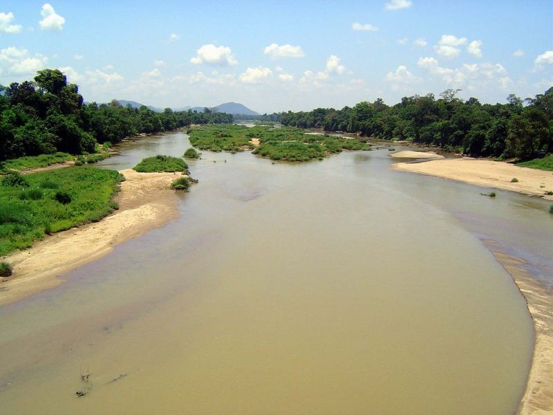 The river up close. Several upstream dams regulate its flow, and a tunnel takes much of its water into another watershed, so this picture do