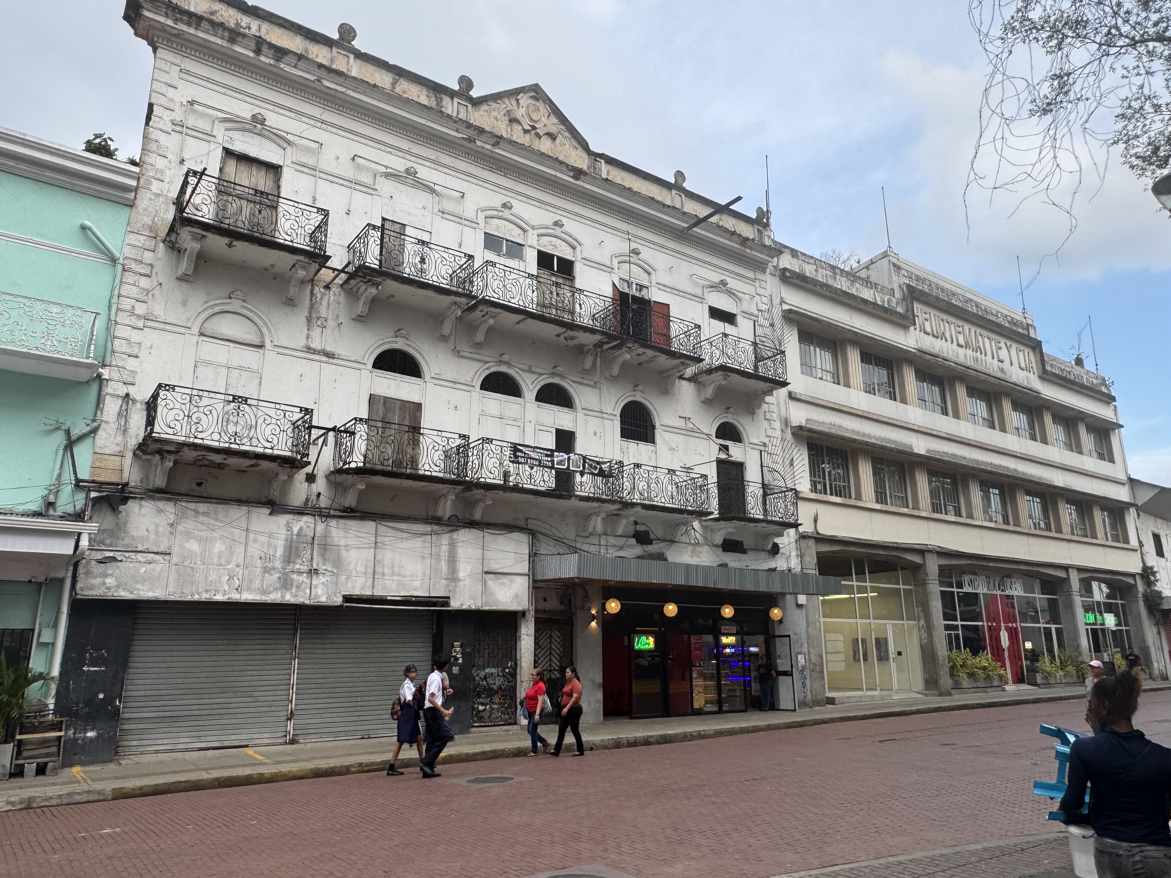 Here, facing the Santa Ana Plaza, is the former Hotel Metropole.  It's next to an old department store.  You can dig into details and find t