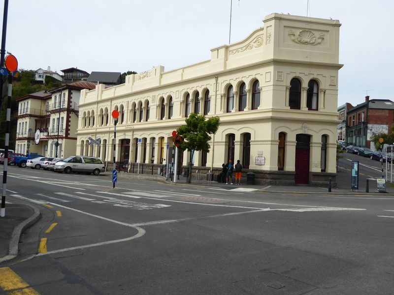 On the left is the Port Chalmers or Tunnel Hotel; on the right is the library, designed by P.F.M. Burrows of the Public Works Department.