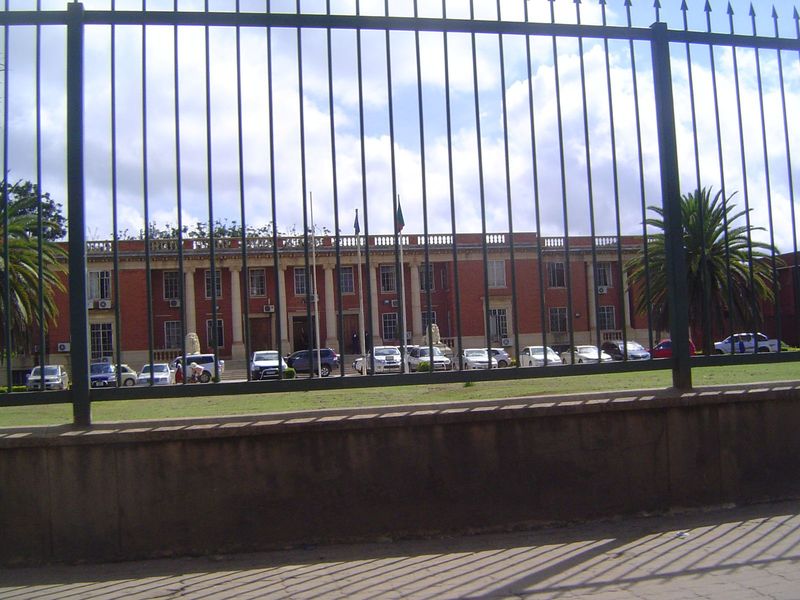 Think you can take a better picture of the nearby High Court? You'll have to get permission from the chief clerk, and he isn't in this morni