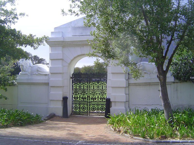 There's another gate on the other side of the avenue, but in this case the lions are replacements by Ivan Mitford-Barberton in the 1950s.