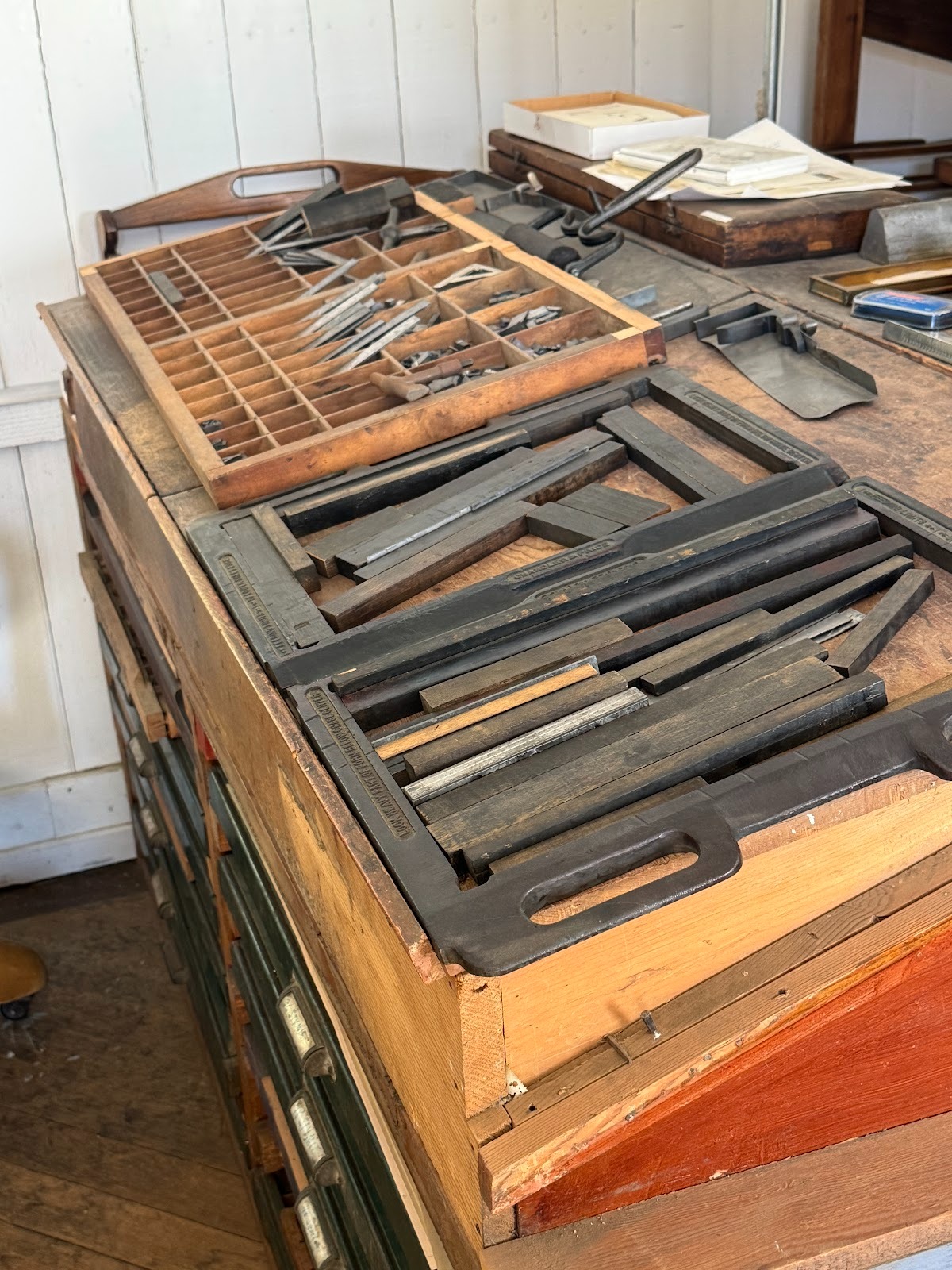 Chases, too.  And a stick.  I don't see any quoins.  Ah, once a printer's devil, always a printer's devil.