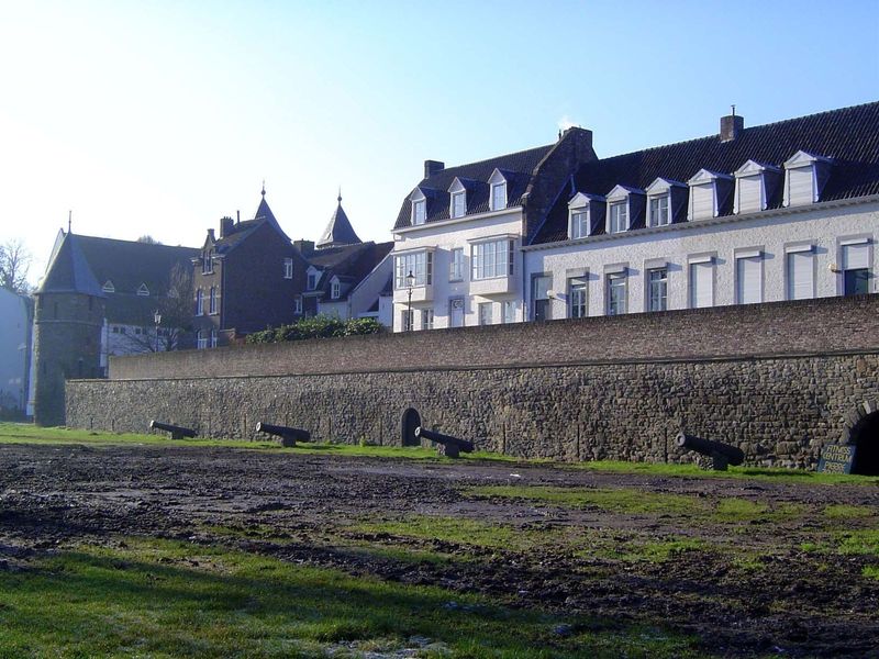 The Onze Lieve Vrouwewal, the portion of the city wall closest to the basilica; from about 1300.