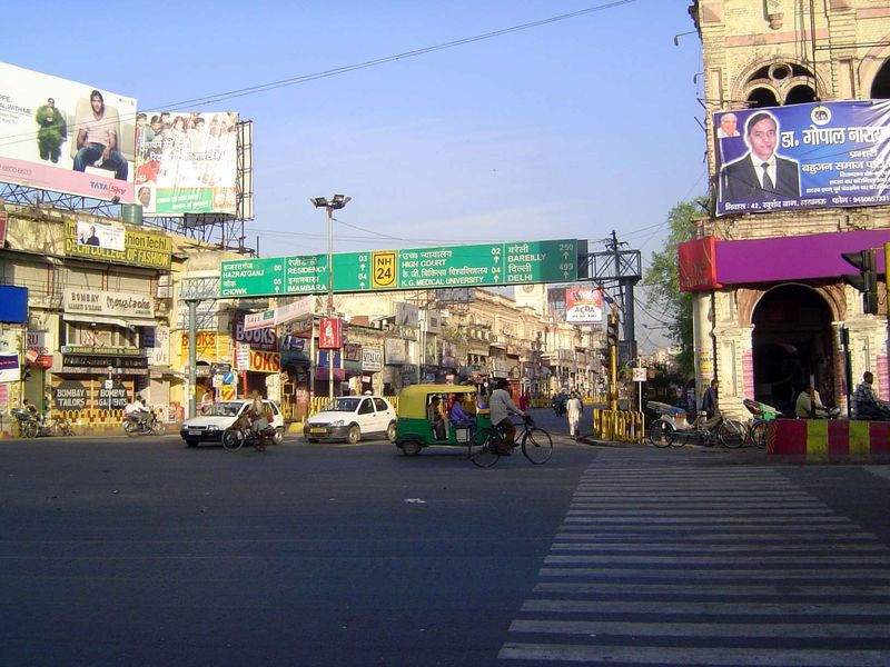 A main intersection. The street straight ahead is now Vidhan Sabha Marg; formerly it was Outram Road. Informally, this was Hazratganj, "the 