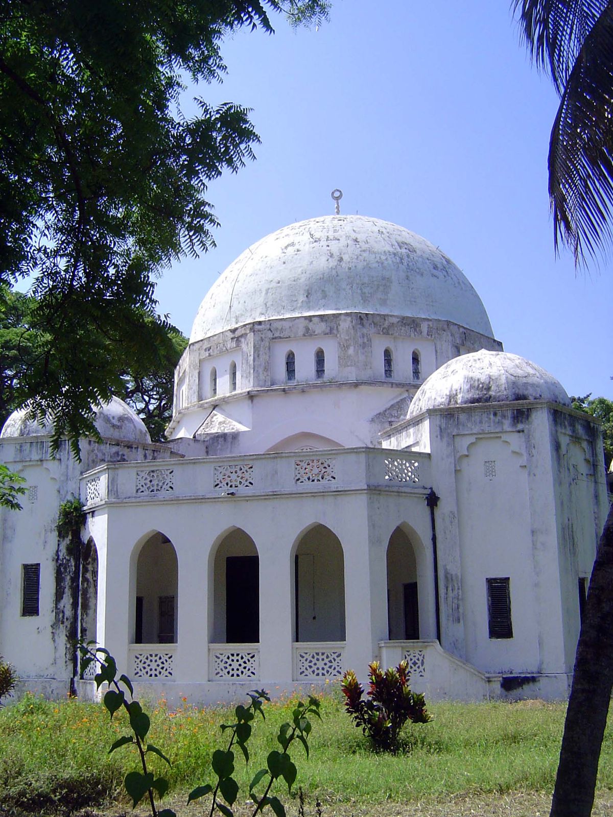 It's now abandoned, its contents moved to a newer home, the Beit al-Ajaib.
