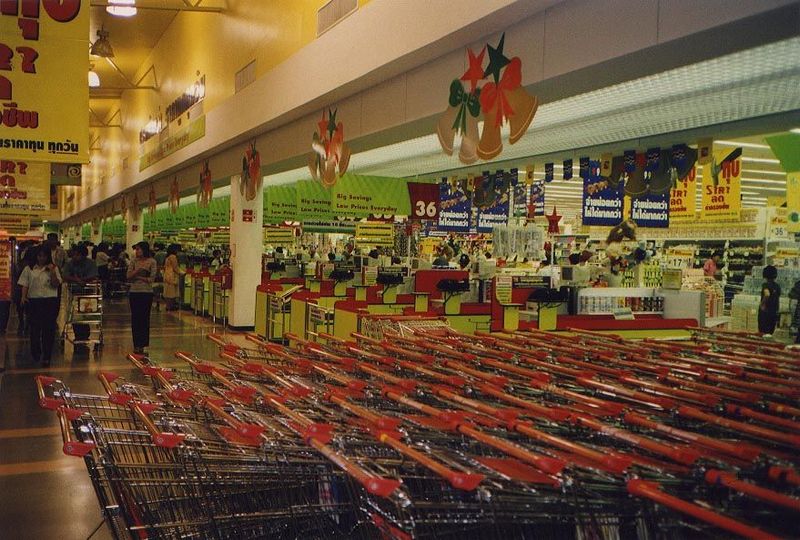 Haagen-Dazs, Del Monte—all the standard brands are on the shelf, along with plenty of rice and tropical produce. Such hypermarkets are estim