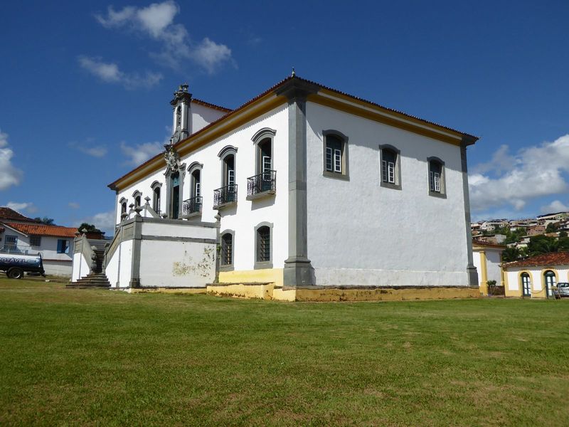Here's Mariana's town hall and prison the casa de câmara e cadeia. The prison was downstairs and was thoughtfully provided with windows thro