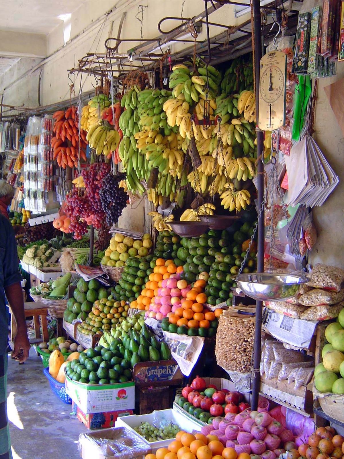 A few blocks away: there's a municipal market with what are probably Chinese oranges, Pakistani pomegranates, and Australian grapes.