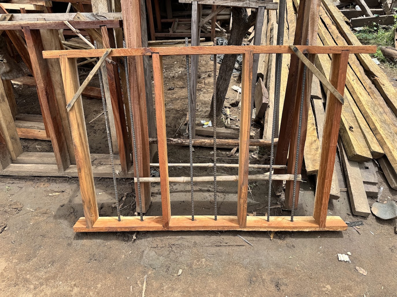 The rebar serves here as security bars.