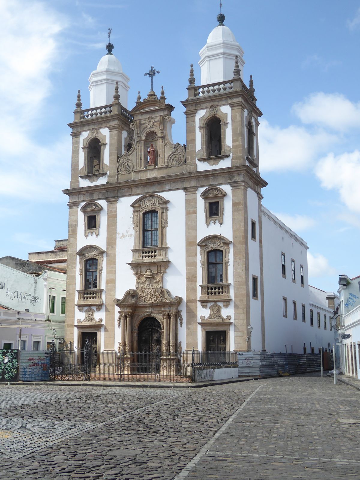 Here's a 1729 church by yet another brotherhood, this time one comprised of clergy; it's the church of Saint Peter the Cleric.