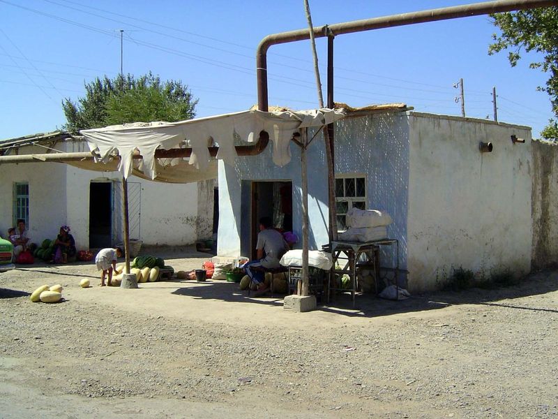 A quiet road leads into Soktare, which has only a few merchants. The name of the town is pronounced approximately Sock-ta-RAY.