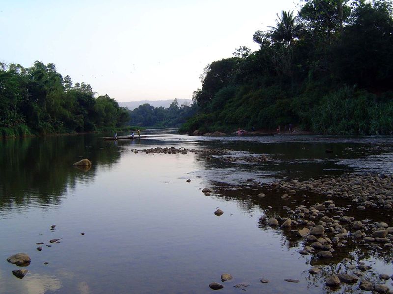 The flow of the Mahaweli Ganga is limited here by an upstream reservoir.