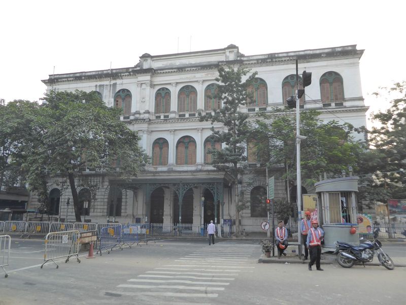 It's the Currency Building from 1833 the wrought iron came later. Threatened with demolition, it got a heritage designation in 1998, and in 