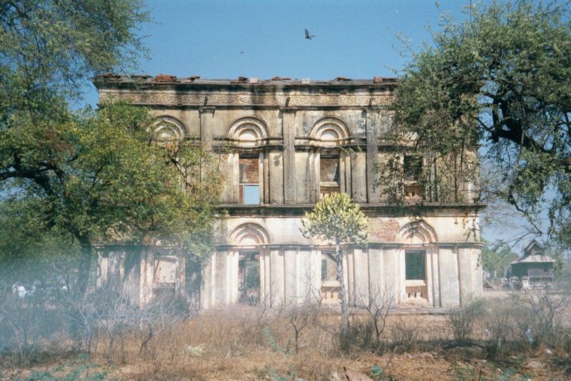 Just outside the city wall, there is this ruin of a colonial building. Could it be the museum constructed by order of George Curzon, the Ind