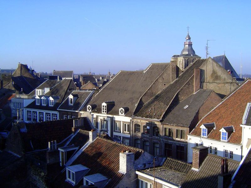 These "saddle" roofs, characteristic of the city, were intended to store siege supplies.