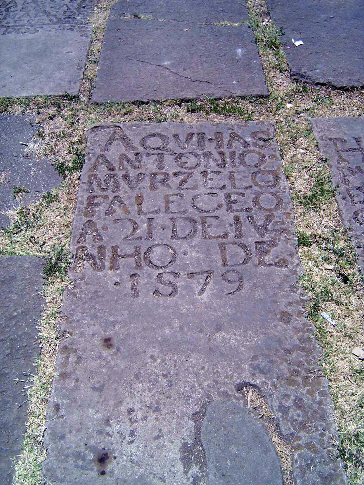 No. 13 AQUI IAS ANTONIO MURZELO. FALECEO A 21 IUNHO DE 1579. Here lies Antonio Murzelo. Died on 21st June 1579.