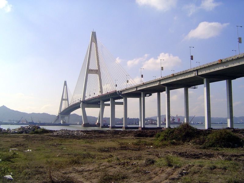 There are still a few junks around, but China waits for no antiquarian. Here's the new Queshi Bridge, first leg of the drive to Hong Kong. T