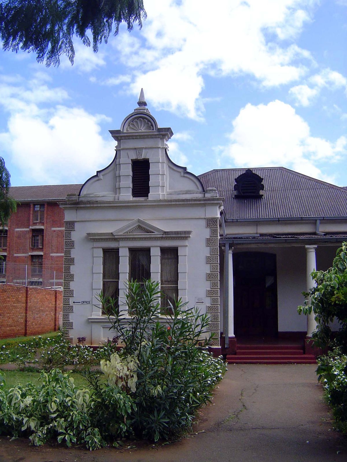 This house is from 1903. It was built by an architect, Le Roux, for his own use. Originally, the walls were red brick between the decorative