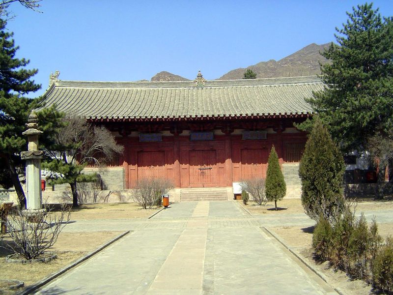 This building, on the left as one approaches the temple, measures seven bays in width and four in depth. It has a single-eave roof, with a r