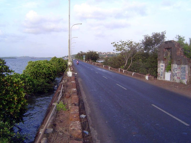 The site of Panaji had been used as a fort by the Bijapur sultans, and the old fort was improved by the Portuguese. Ships continued to ancho