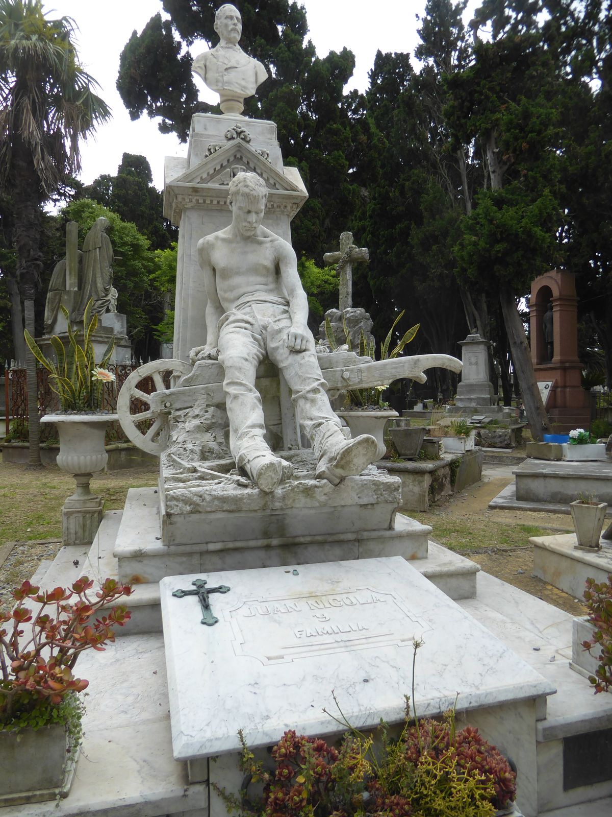 This monument of a miner was sculpted by Enrico Butti 1847-1932, a Milanese who executed a similar figure for a grave in Dusseldorf. Did Jua