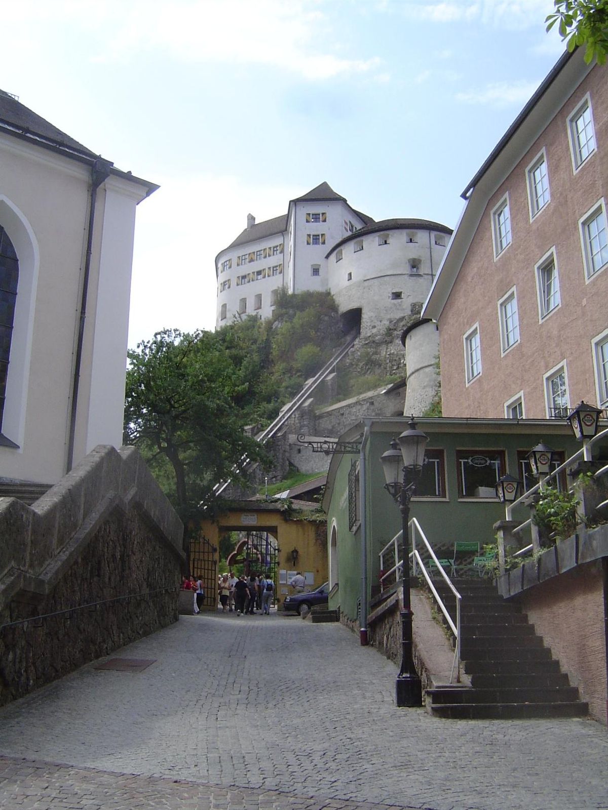 The gentler way up: behind the cog railway is the Burgerturm.