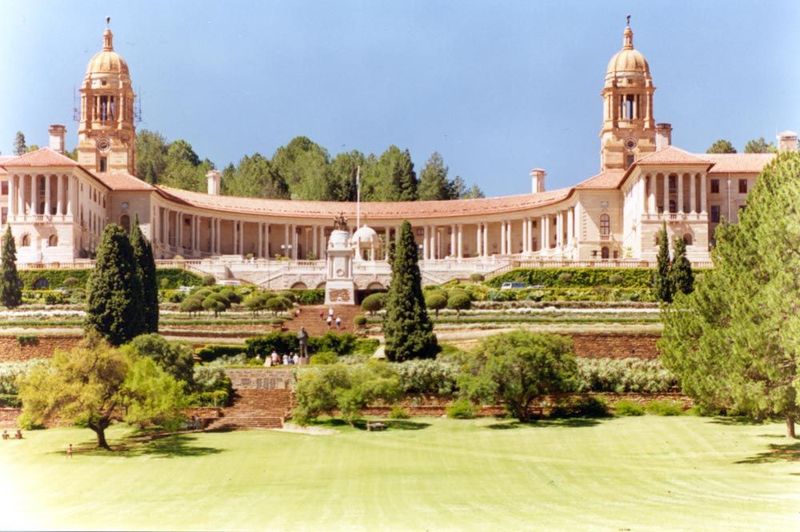 One of the sadder policies of President Thabo Mbeki was closing off the Union Buildings to public view. Back in 1990, they looked like this.