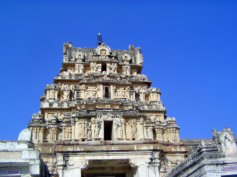 The second gopura, though much lower than the first, has sculptures in the bays of the upper tiers.