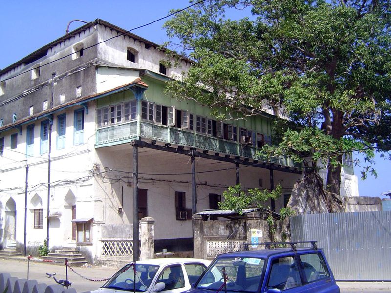 The Aga Khan organization reports that Stone Town has 1,713 buildings, of which 1435 are residential or mixed commercial/residential. The id