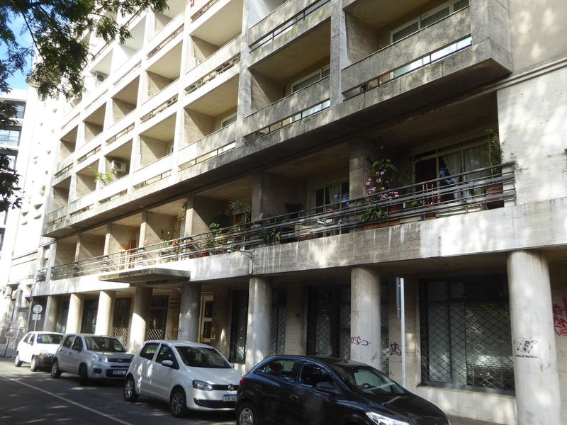 Did I speak too fast? Depends on your taste. Next door is the Edificio Raul Daneri, completed in 1952 by the architects Beltr n Arbeleche an