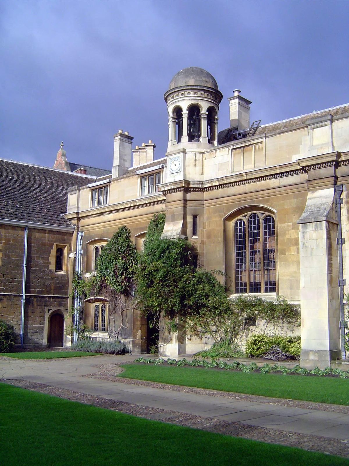 Next to the north is Gonville and Caius College. Here, Caius Court with the bell tower designed by Dr. Caius himself in the 1560s. A medical