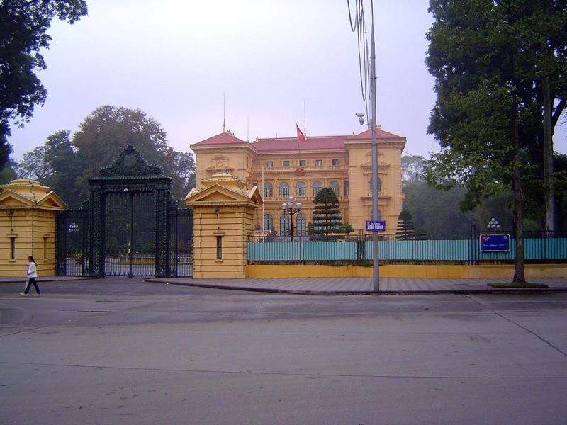 As designed in 1895, the structure was much grander than the building as executed in 1907. Hence the truncated appearance.