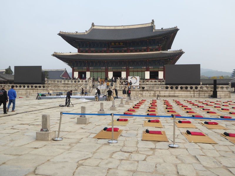 People are getting ready for a television production here in the courtyard in front of the throne hall, the Geunjeongjeon or Kunjong-mun. St