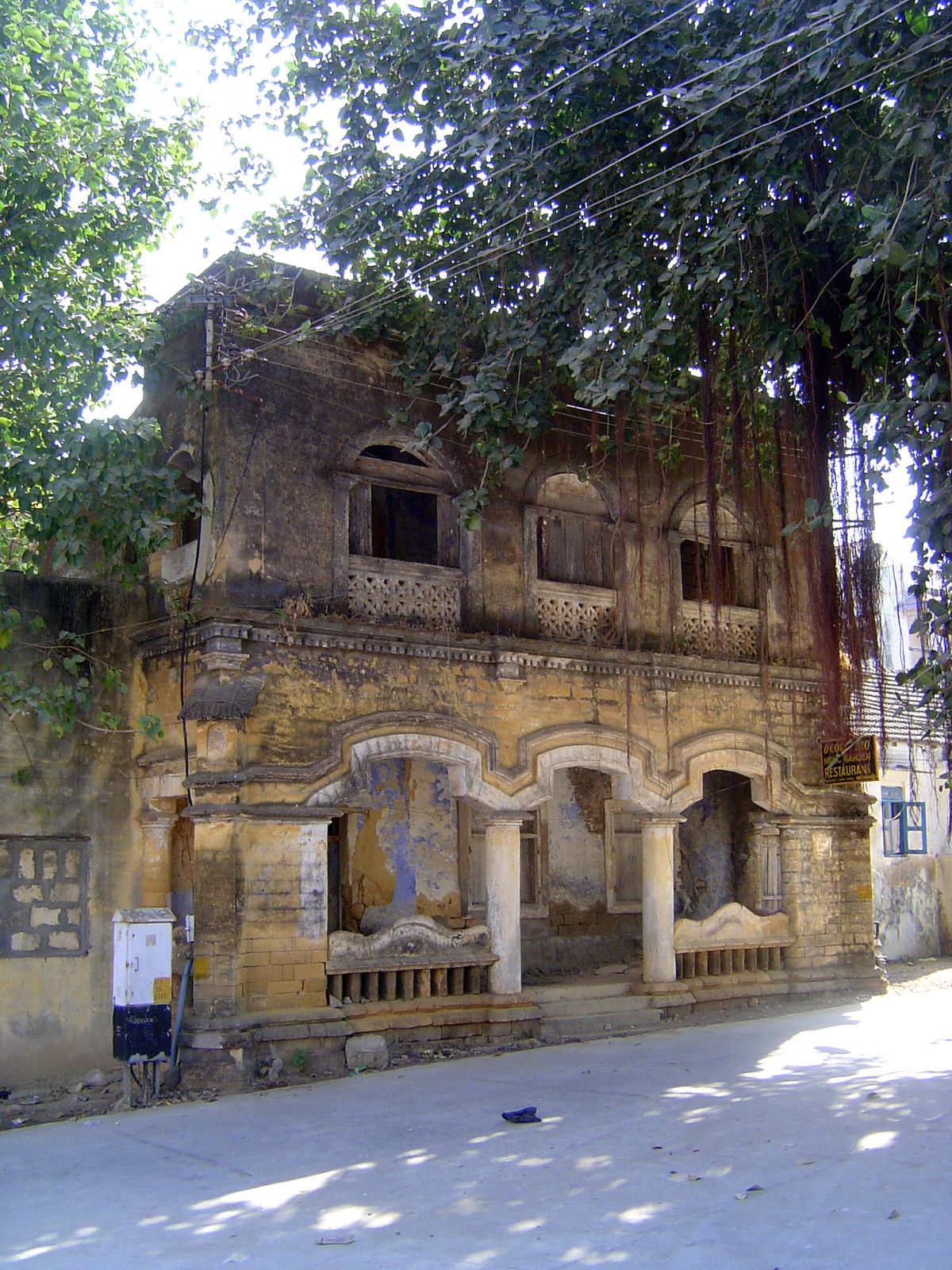 Hunt a bit, and you'll find a few non-religious buildings obviously left over from Lusitanian times.