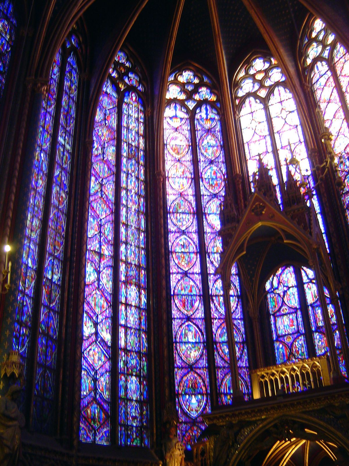 Although the eye does not detect it, the apse windows are two meters shorter than those in the nave.