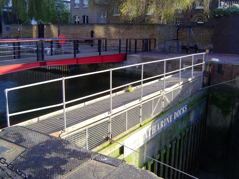 The old dockmaster's house, from 1828, is behind the wall. The lock gates are from 1957 and replaced the old mitre gates, which swung apart.