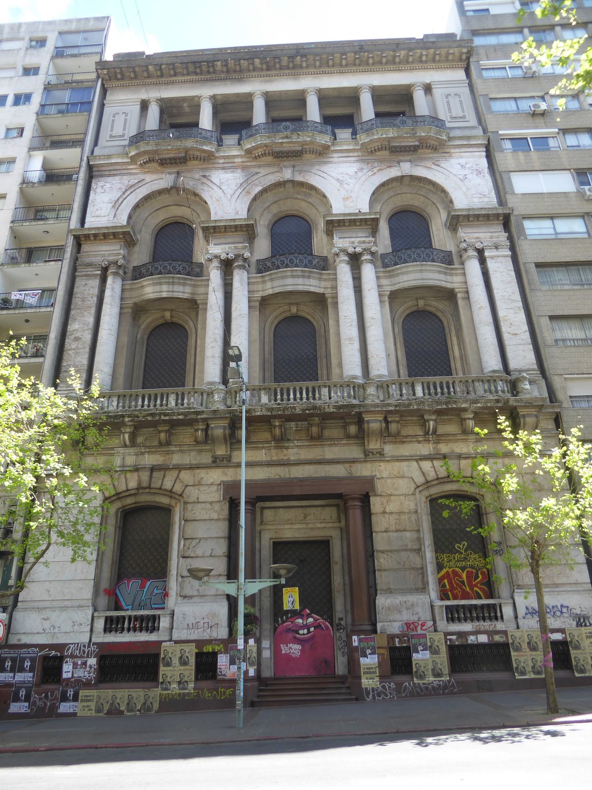 Neither did some of the neighbors. This, from 1920, is the now-abandoned Jockey Club, designed by the architect Jos  Carr . Here's a relevan