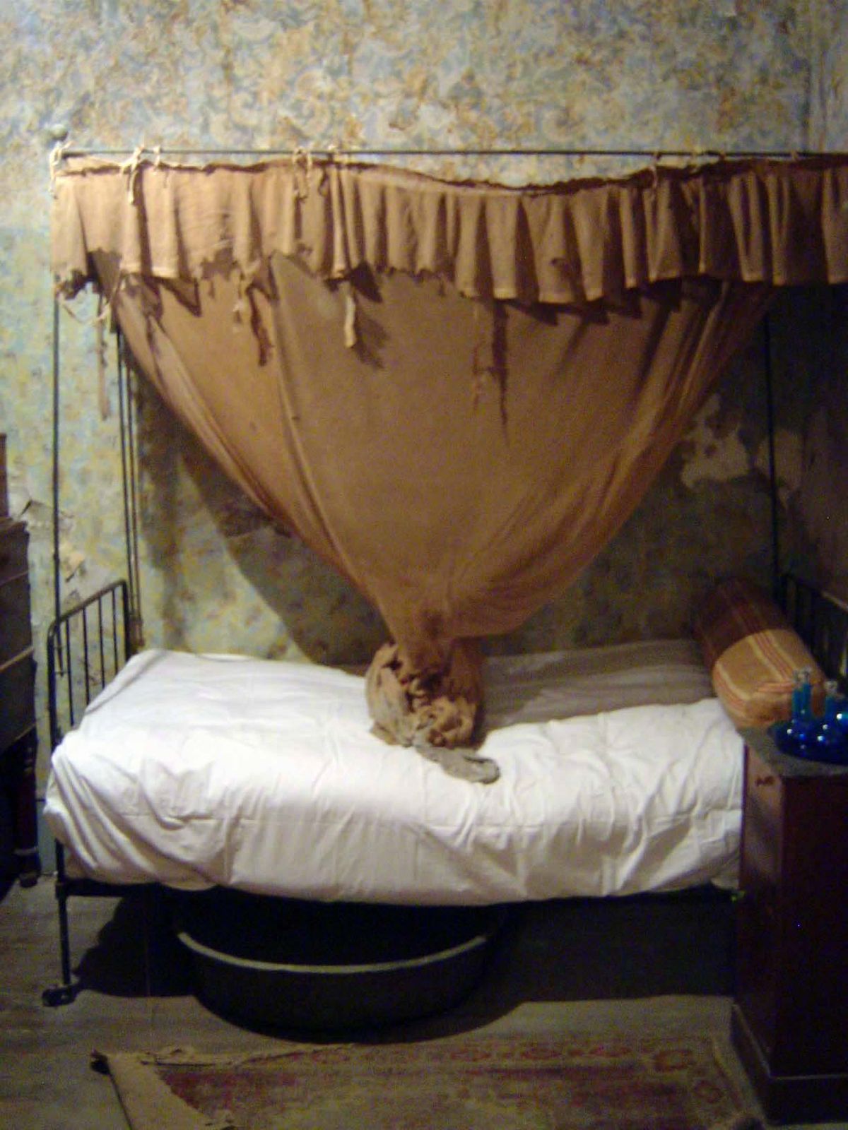 The great man's bed and bath.