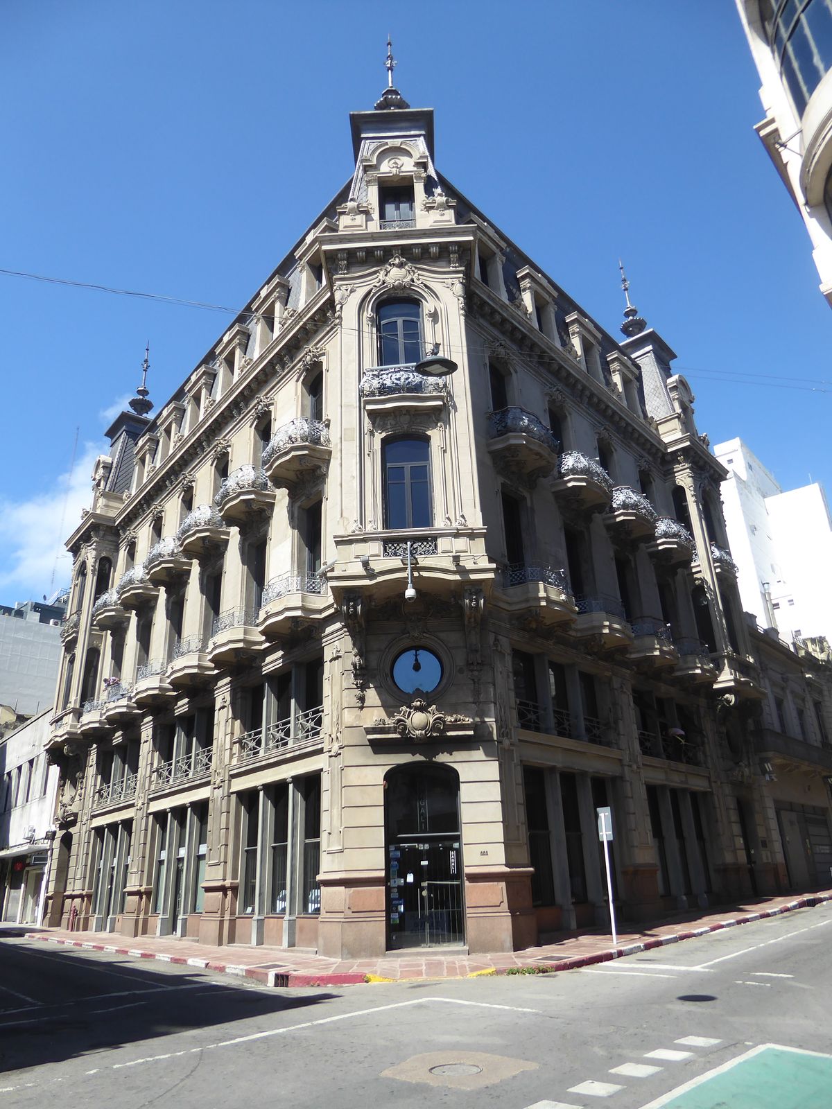 Welcome to the Gandos Palace, alias the Gran Hotel Col n, opened in 1910 at the corner of Rincon and Bartolome. Here's the description from 